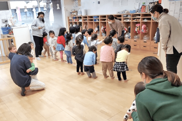 みんなで整列して歌っている様子