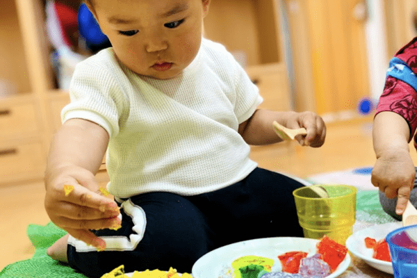 粘土で遊んでいる様子