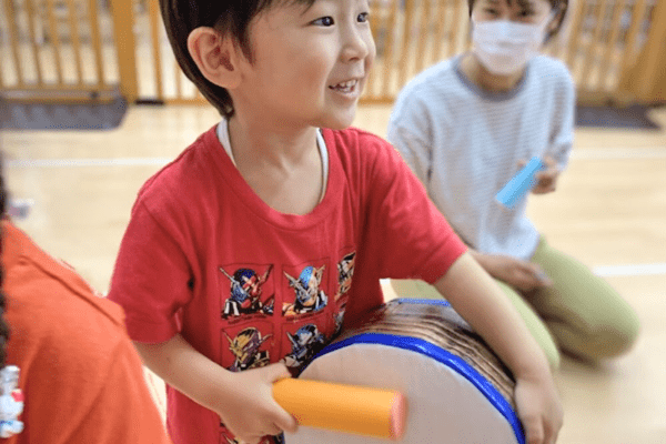 室内の遊具で楽しんでいる様子