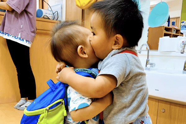 園児が仲良くスキンシップしている様子