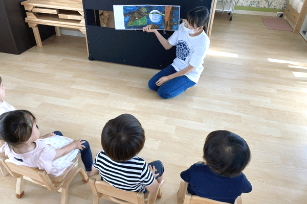 みんなで先生の紙芝居を聞いている様子