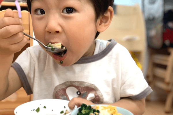 給食を懸命に食べている様子