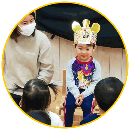 朝の会で歌を歌ったりしてる様子