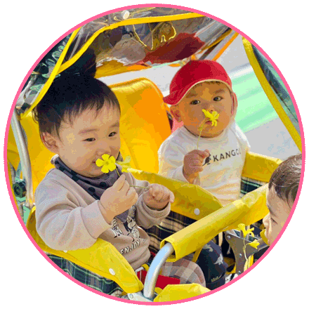 晴れた日に近くの公園で遊んでいる様子