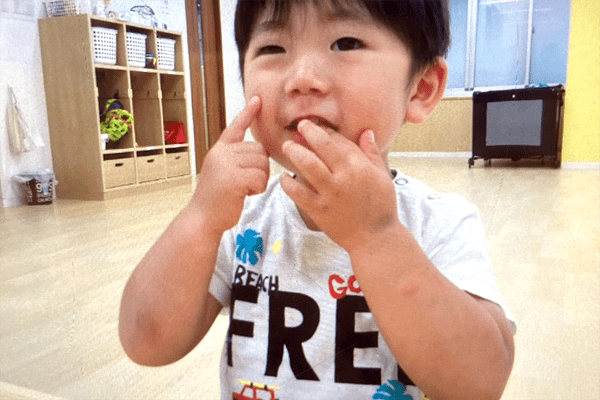 おやつを美味しく食べている様子