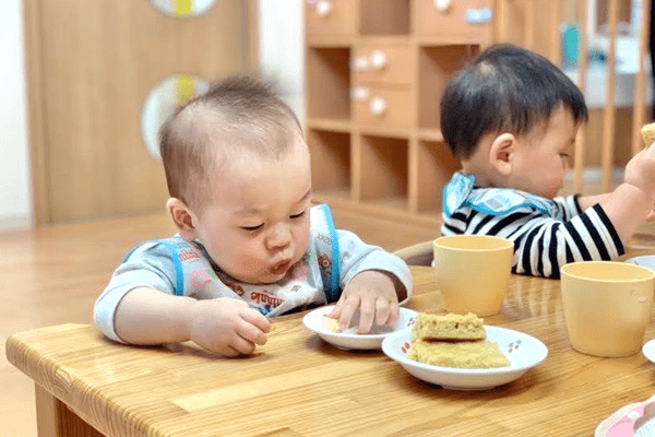 おやつを必死に食べている様子