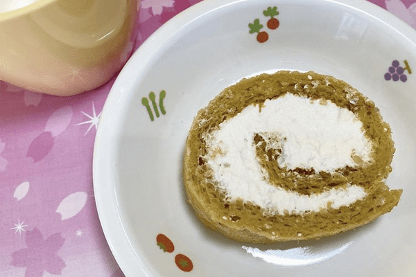 テーブルに美味しそうなおやつ